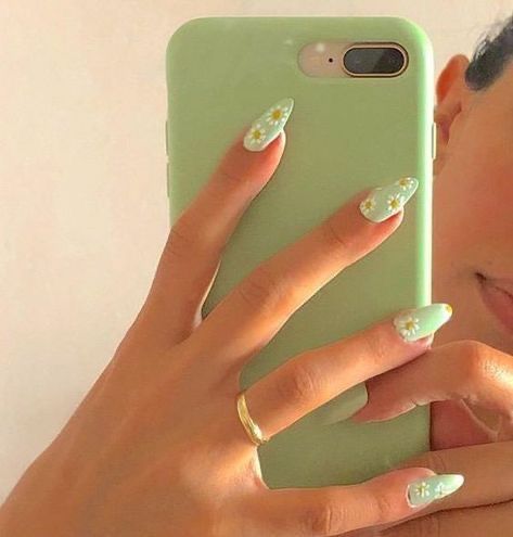 The prettiest pastel nails and pastel nail designs to try