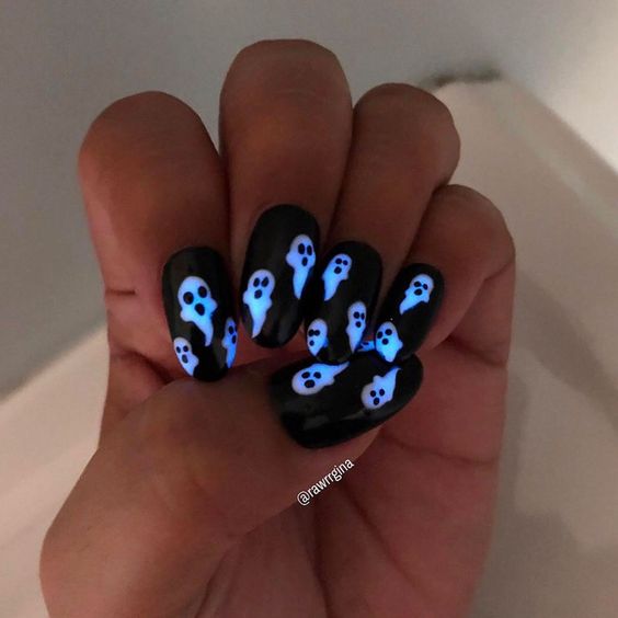 The best Halloween ghost nails designs to do