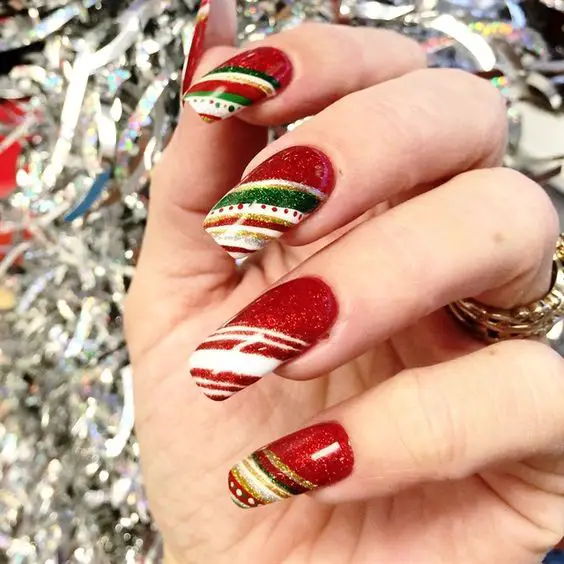 The best red and green nails and red and green nail designs for Christmas to copy | Christmas nails that are trending this year