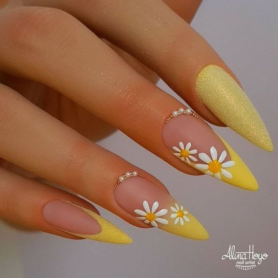 The best daisy nails and daisy nail designs for a delicate manicure