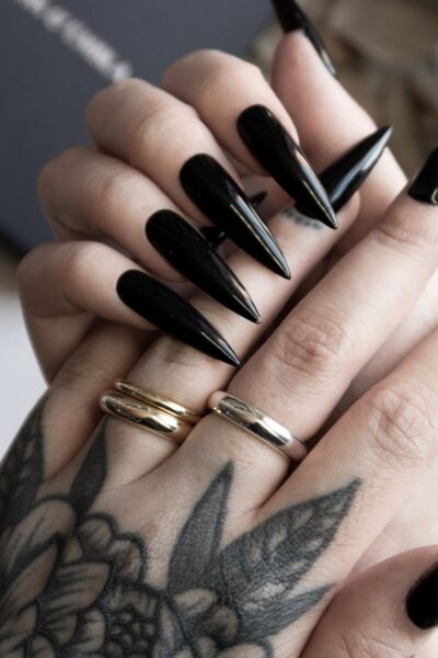 The best witchy nails for a grunge look