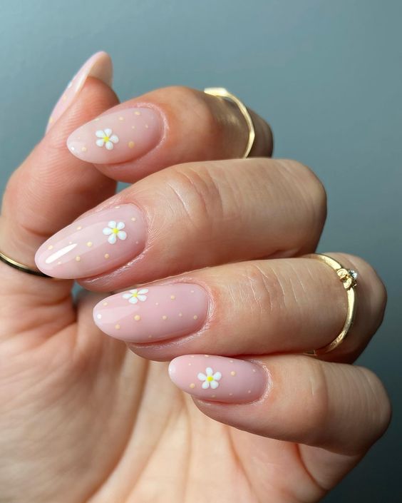 The best daisy nails and daisy nail designs for a delicate manicure