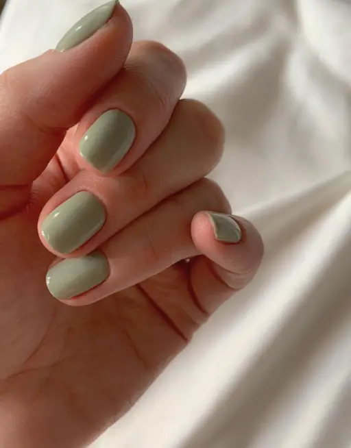 Short nail design ideas for a trendy manicure: Sage Green