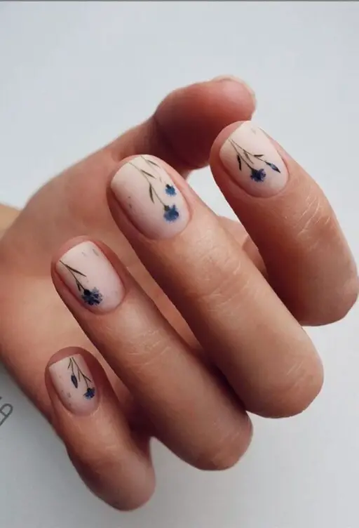 Short nail design ideas for a trendy manicure: Floral Design