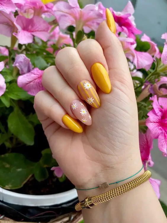 The best daisy nails and daisy nail designs for a delicate manicure