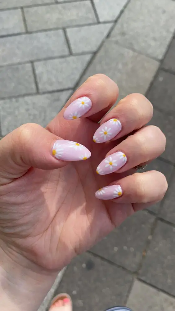 The best daisy nails and daisy nail designs for a delicate manicure