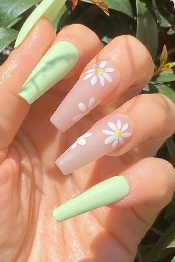 The best daisy nails and daisy nail designs for a delicate manicure