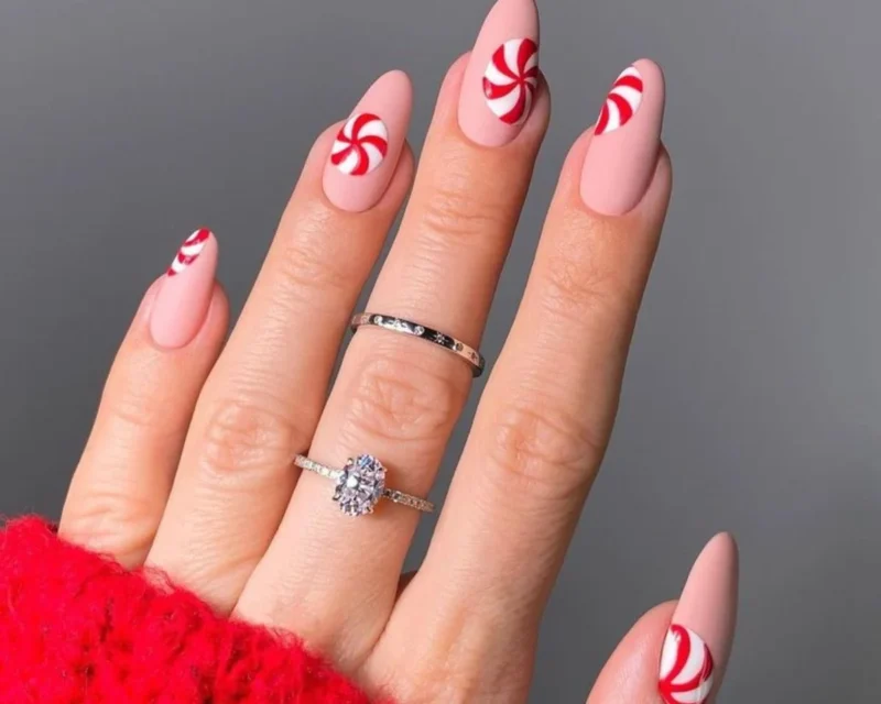 The best Christmas nails, Christmas nail designs, and Christmas nail ideas to try this year