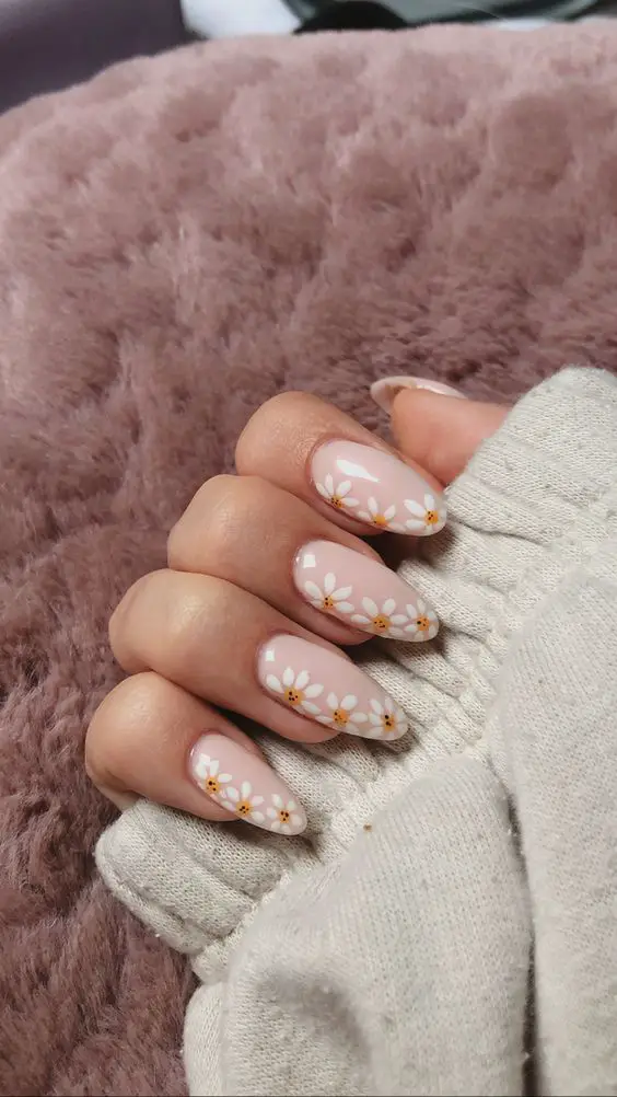 The best daisy nails and daisy nail designs for a delicate manicure