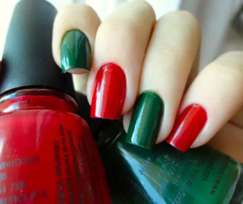 The best red and green nails and red and green nail designs for Christmas to copy | Christmas nails that are trending this year