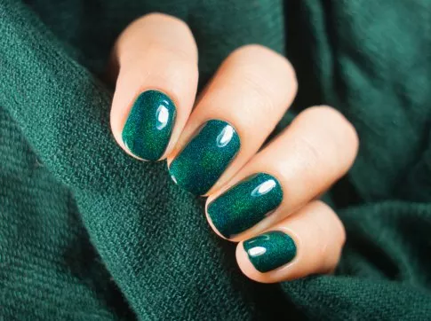 Emerald green nails and emerald green nail designs to try