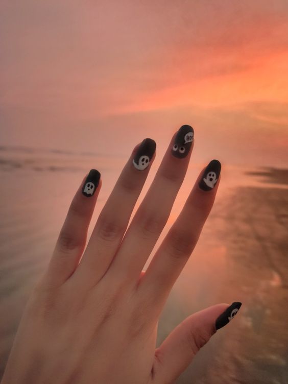 The best Halloween ghost nails designs to do