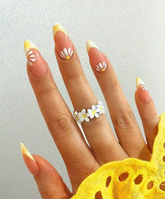 The best daisy nails and daisy nail designs for a delicate manicure