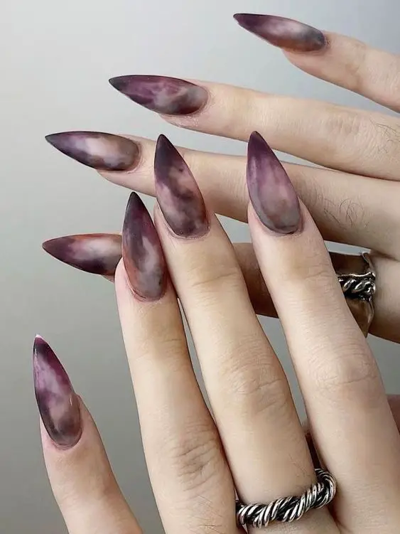 The best witchy nails for a grunge look