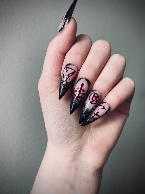 The best witchy nails for a grunge look