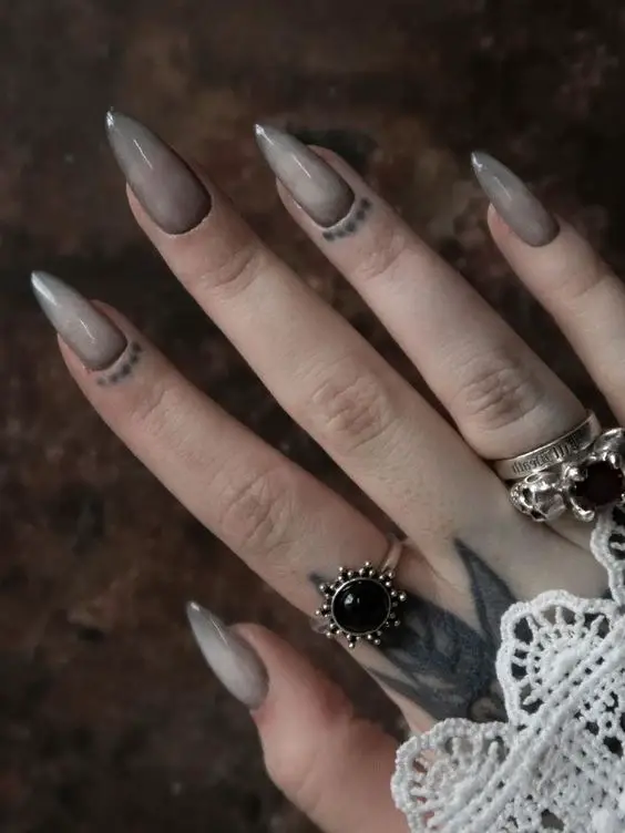 The best witchy nails for a grunge look