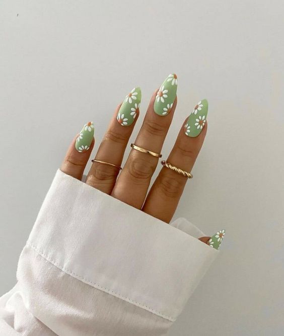 The best daisy nails and daisy nail designs for a delicate manicure