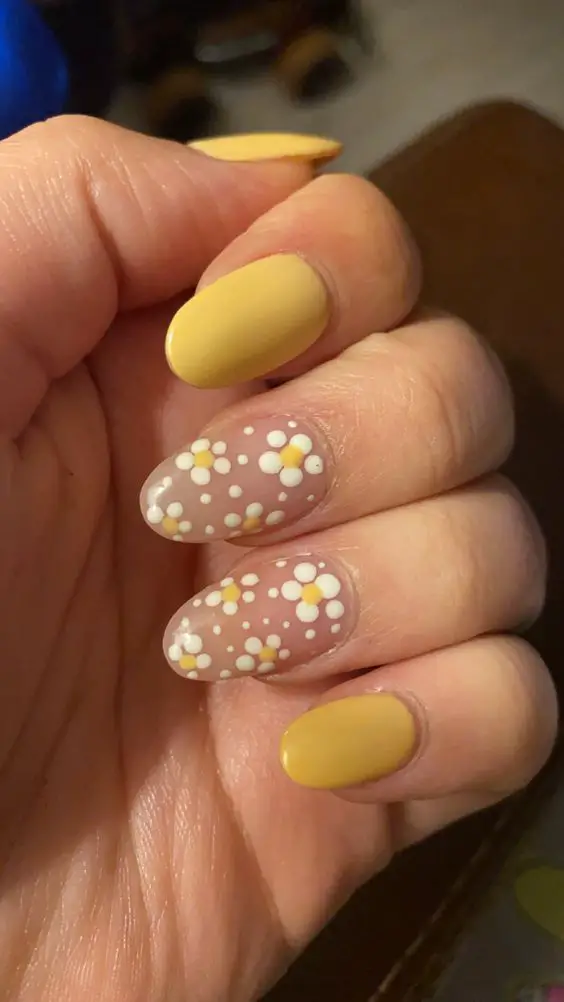 The best daisy nails and daisy nail designs for a delicate manicure