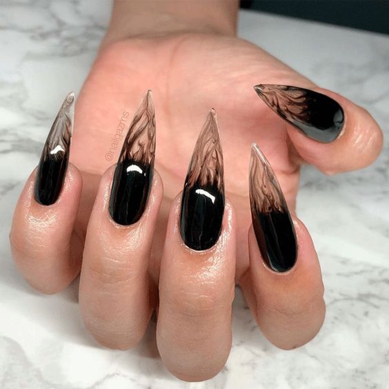 The best witchy nails for a grunge look