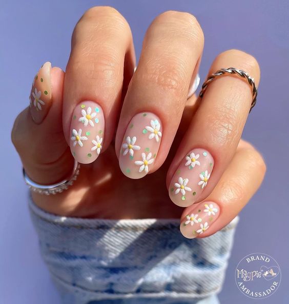 The best daisy nails and daisy nail designs for a delicate manicure