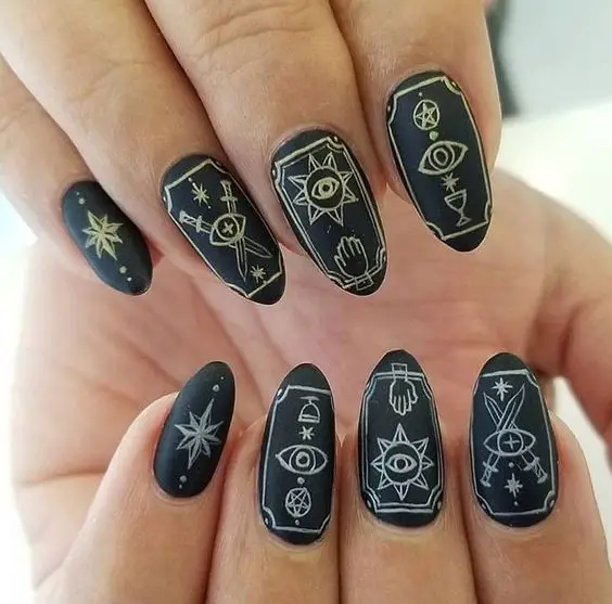 The best witchy nails for a grunge look