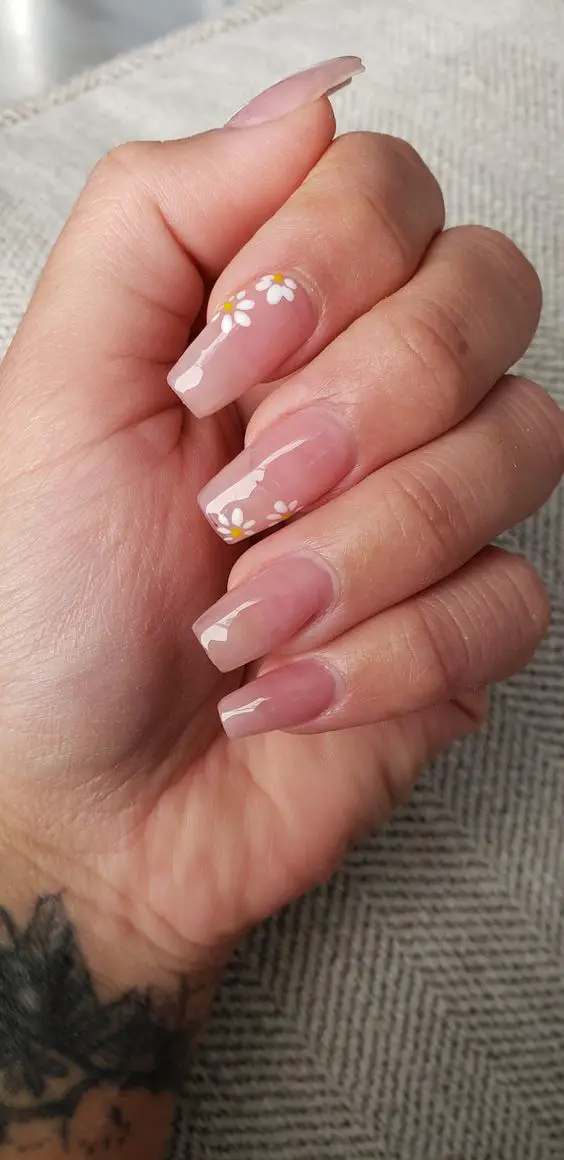 The best daisy nails and daisy nail designs for a delicate manicure