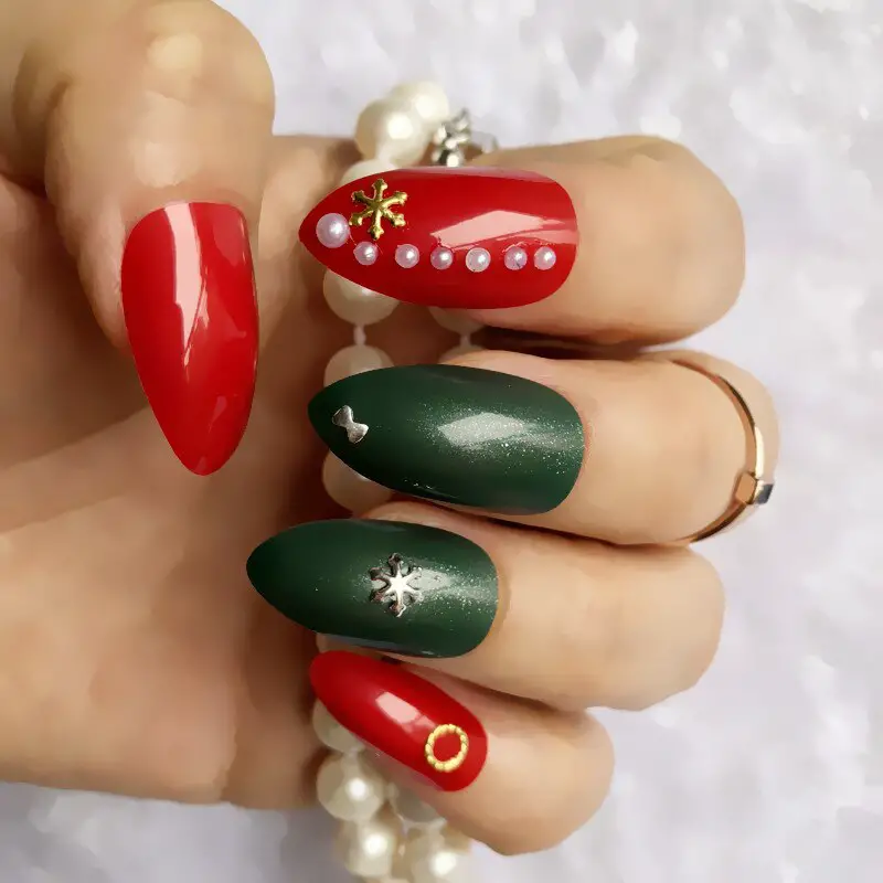 The best red and green nails and red and green nail designs for Christmas to copy | Christmas nails that are trending this year