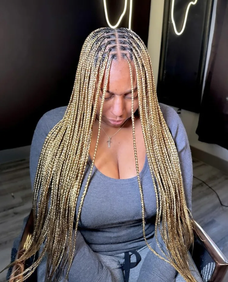 honey blonde mixed color knotless braids