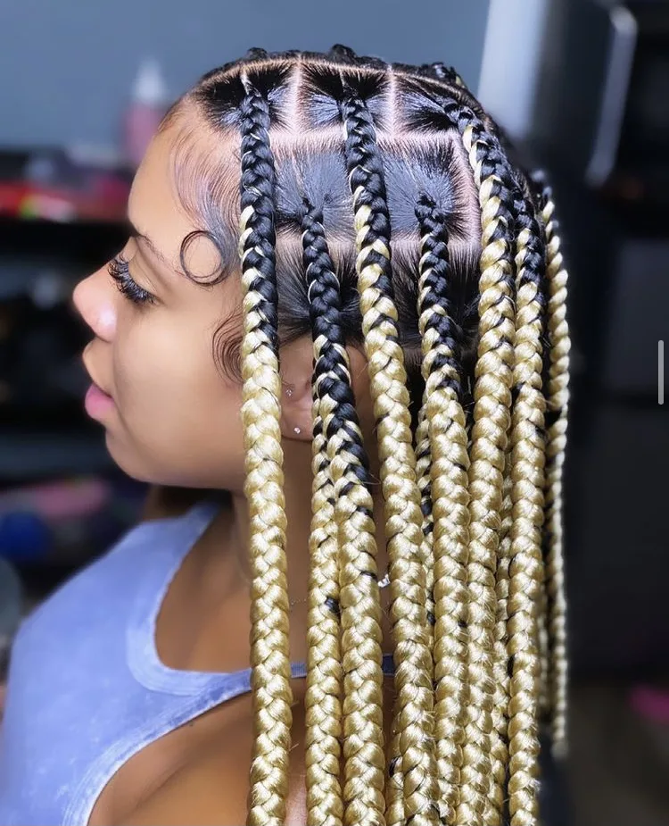 blonde and black mixed colour knotless box braids 