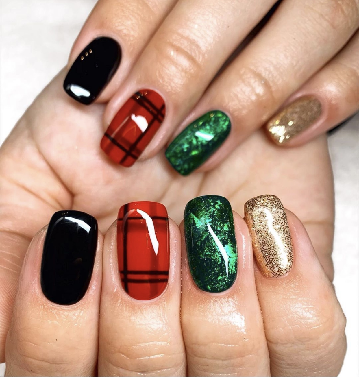 The best red and green nails and red and green nail designs for Christmas to copy | Christmas nails that are trending this year