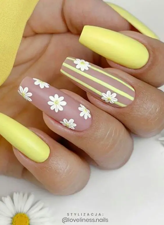 The best daisy nails and daisy nail designs for a delicate manicure