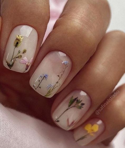 The best March nails, March nail ideas, March nail designs, and spring nails to do this year