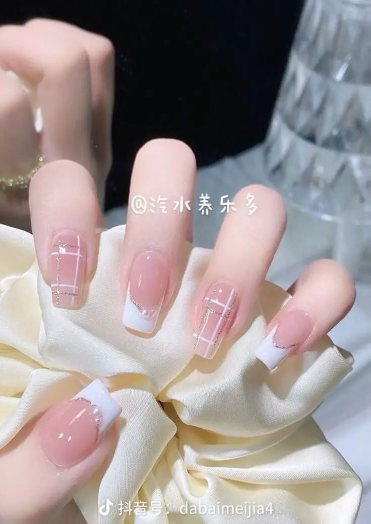 White valentine's nails