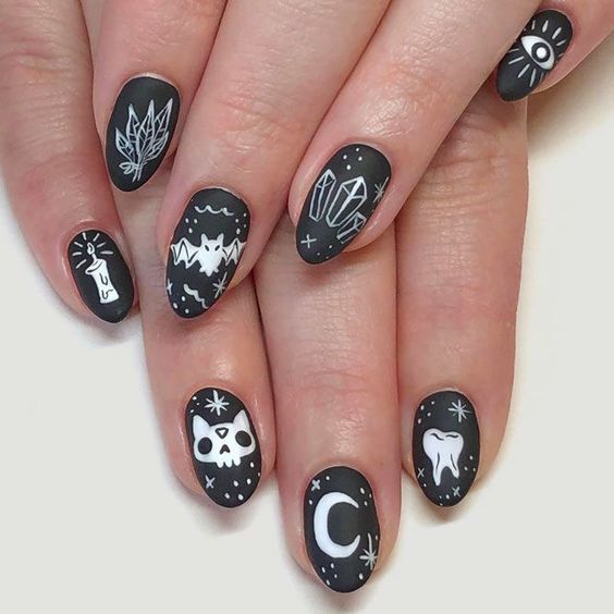 The best witchy nails for a grunge look