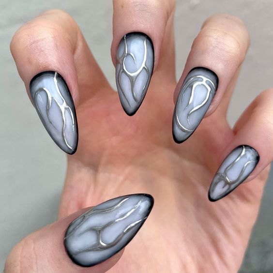 The best witchy nails for a grunge look