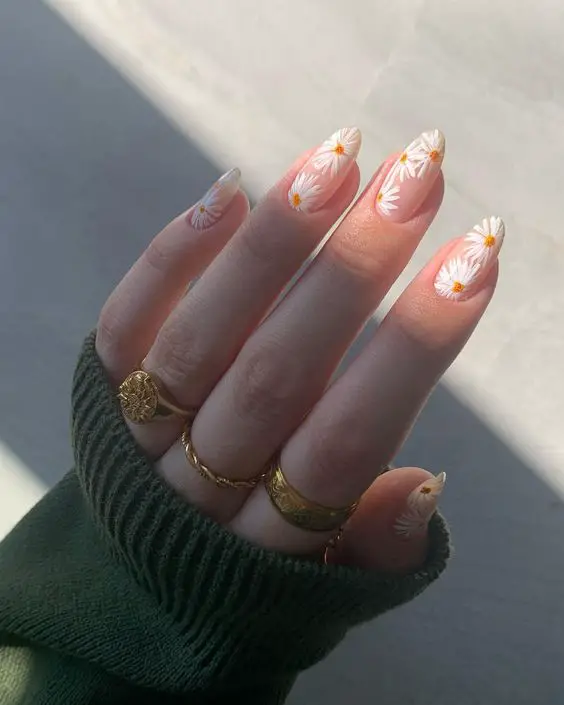 The best daisy nails and daisy nail designs for a delicate manicure