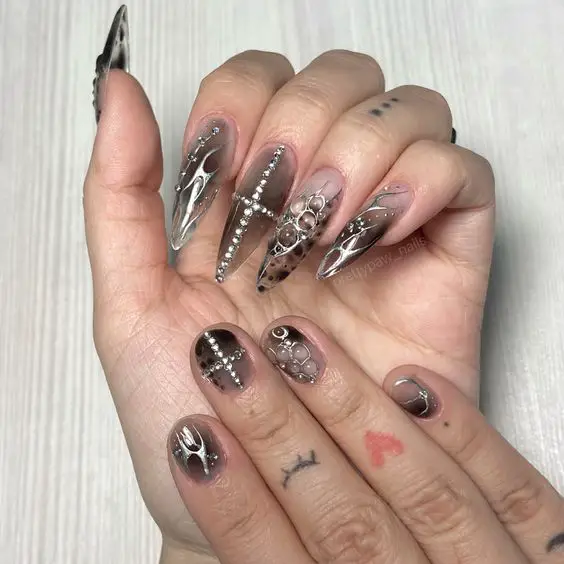 The best witchy nails for a grunge look