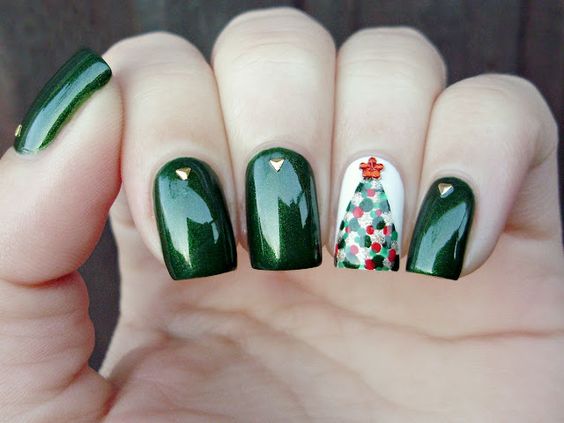 The best red and green nails and red and green nail designs for Christmas to copy | Christmas nails that are trending this year