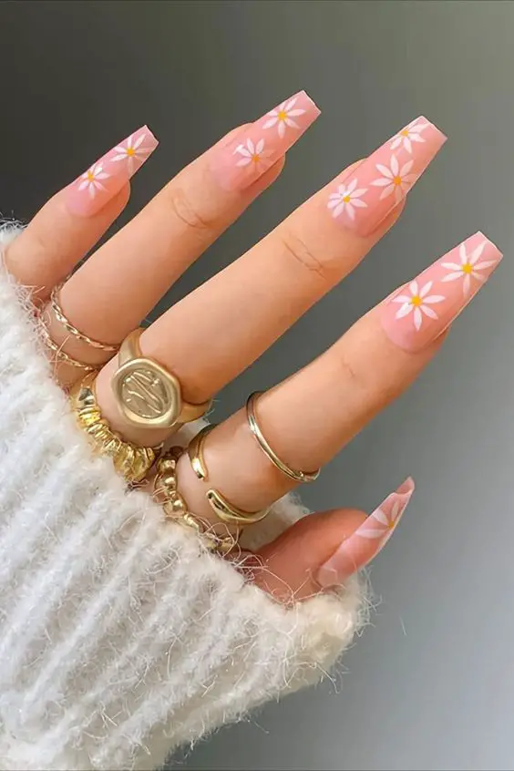 The best daisy nails and daisy nail designs for a delicate manicure