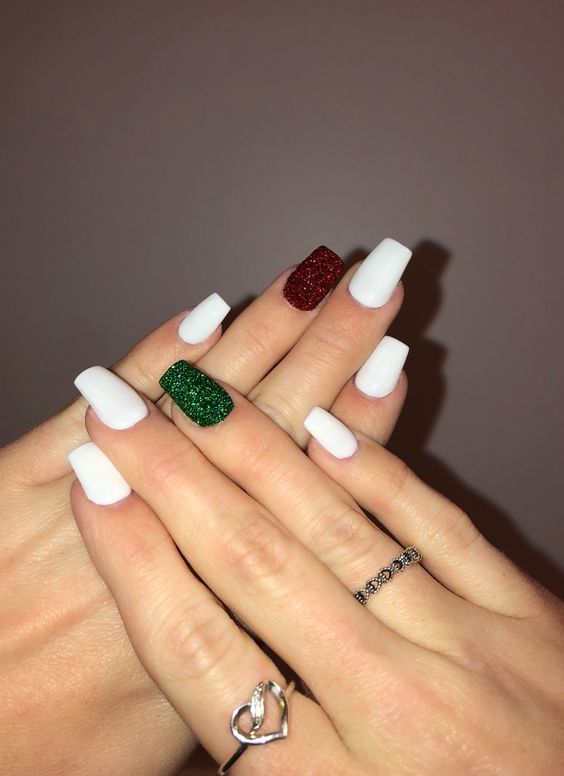 The best red and green nails and red and green nail designs for Christmas to copy | Christmas nails that are trending this year