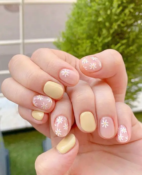 The best daisy nails and daisy nail designs for a delicate manicure