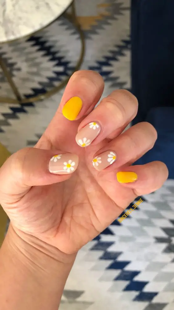 The best daisy nails and daisy nail designs for a delicate manicure