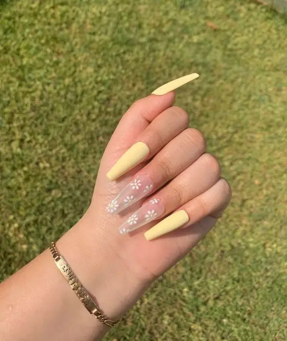 The best daisy nails and daisy nail designs for a delicate manicure