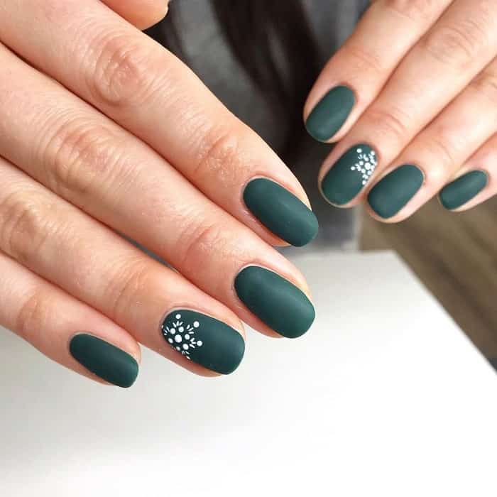 Emerald green nails and emerald green nail designs to try