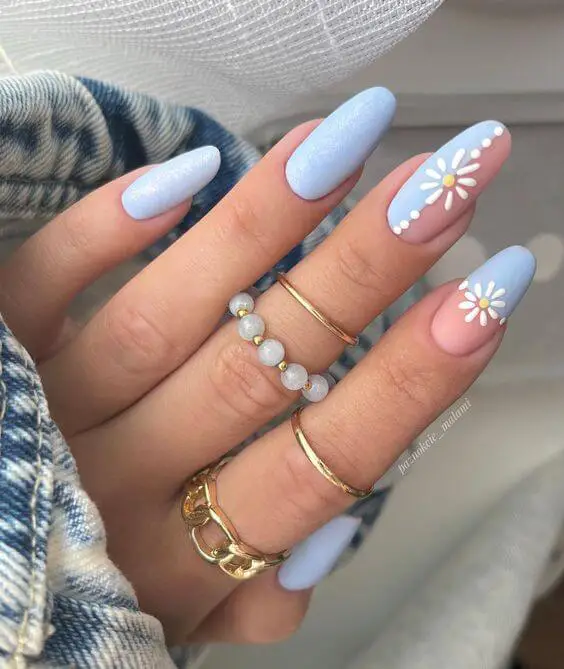 Gorgeous May nails for a spring manicure