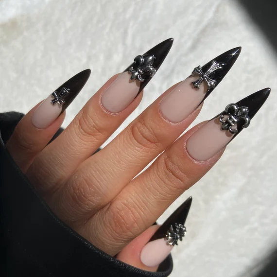 The best witchy nails for a grunge look