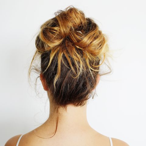 30+ messy bun hairstyles that are easy to do