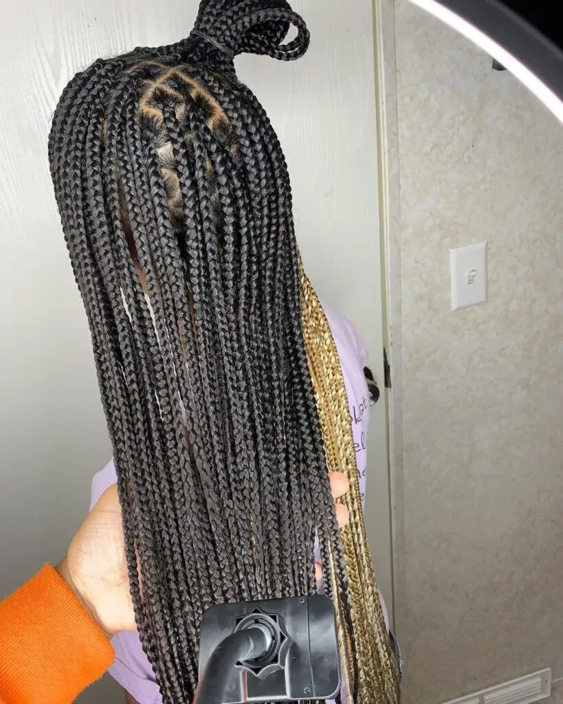 mixed color peekaboo knotless braids