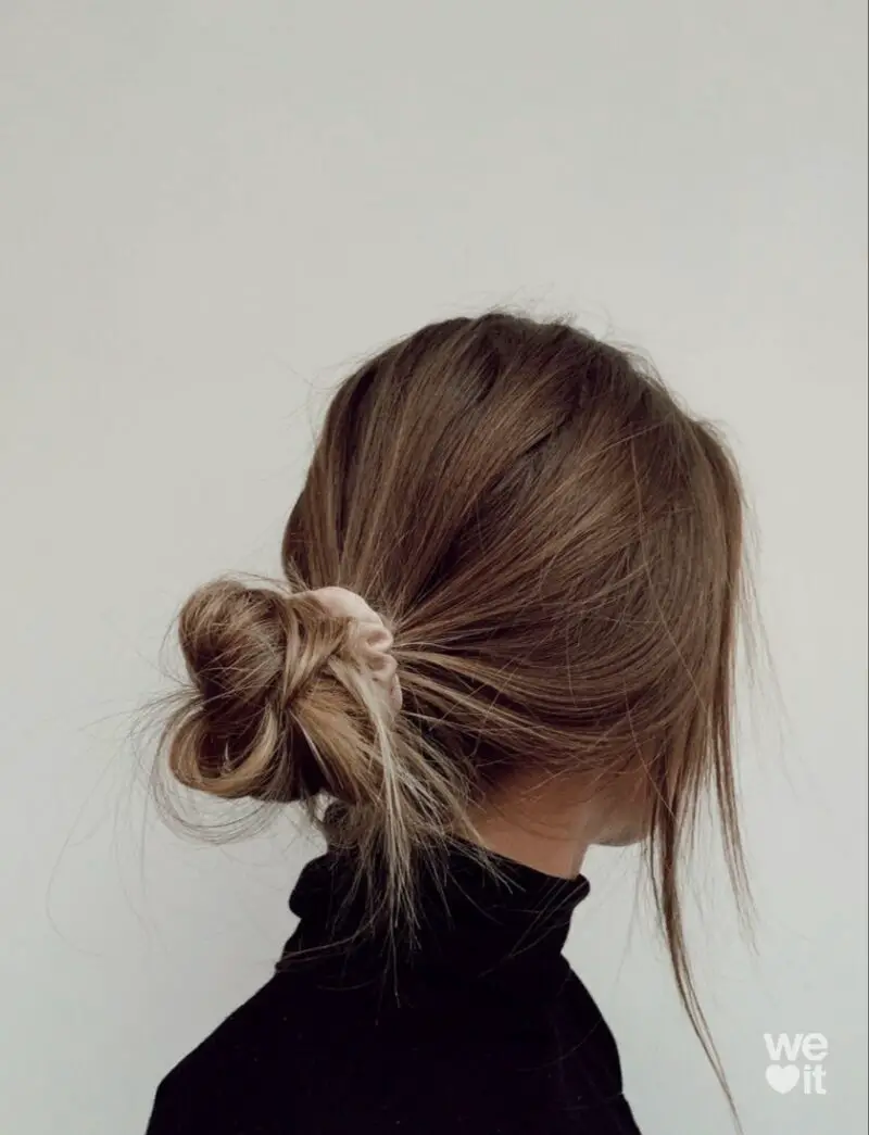 30+ messy bun hairstyles that are easy to do