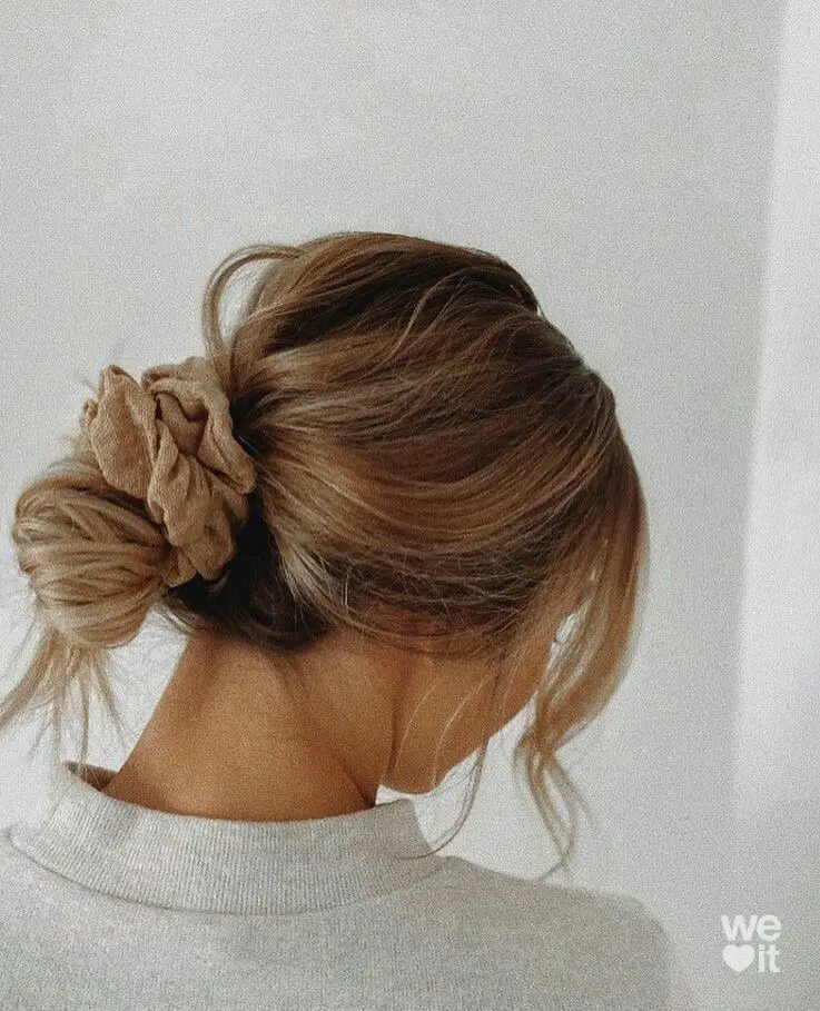 30+ messy bun hairstyles that are easy to do